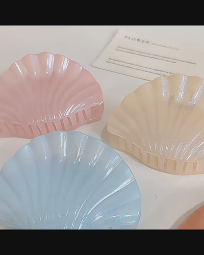 Ocean Seashell Princess Hair Clip—a "mermaid-style" accessory brimming with a vacation vibe. This beach-themed hair ornament is designed specifically for women and girls, offering a perfect match for almost any hairstyle.